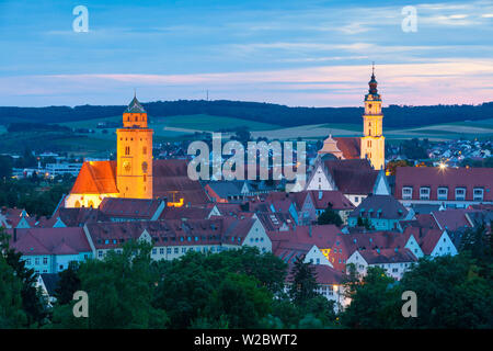 Vista in elevazione su Donauworth città vecchia illuminate al tramonto, Donauworth, Svevia, Baviera, Germania Foto Stock