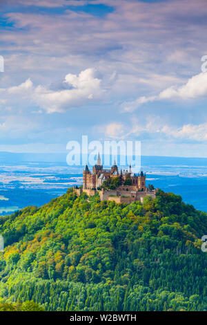 Vista in elevazione verso Hohenzollern Castello e Case introno campagna, Svevia, Baden Wuerttemberg, Germania Foto Stock