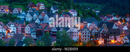 Metà tradizionali edifici con travi di legno a Schiltach medievale Altstad (Città Vecchia), Schiltach, Baden-Württemberg, Germania Foto Stock