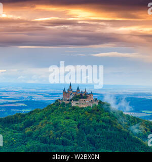 Vista in alzata verso il Castello Hohenzollern & campagna circostante al tramonto, Svevia, Baden Wuerttemberg, Germania Foto Stock