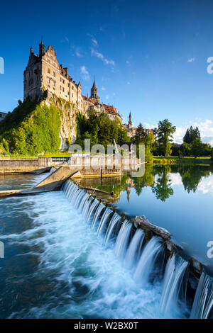 Sigmaringen Castle riflessa nel fiume Danubio, Svevia, Baden Wurttemberg, Germania, Europa Foto Stock