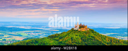 Vista in alzata verso il Castello Hohenzollern & campagna circostante all'alba, Svevia, Baden Wuerttemberg, Germania Foto Stock