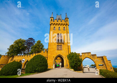 Torre del castello di gate, Castello Hohenzollern, Svevia, Baden Wuerttemberg, Germania Foto Stock