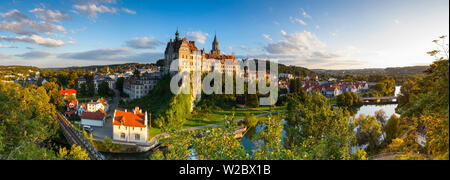 Vista in elevazione verso Sigmaringen Castle accesa al tramonto, Svevia, Baden Wurttemberg, Germania, Europa Foto Stock