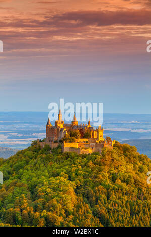 Vista in alzata verso il Castello Hohenzollern & campagna circostante all'alba, Svevia, Baden Wuerttemberg, Germania Foto Stock