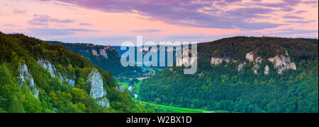 Vista in alzata verso il castello di Werenwag sopra la pittoresca valle del Danubio, Svevia, Baden-Württemberg, Germania, Europa Foto Stock