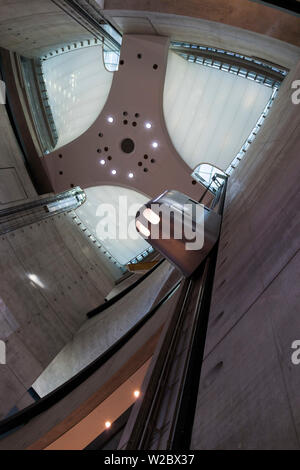 Germania, Baden-Wurttemburg, Stuttgart-Unter-Turkheim, Mercedes-Benz Museum, Edificio interno con ascensori Foto Stock