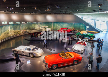 Germania, Baden-Wurttemburg, Stuttgart-Unter-Turkheim, Mercedes-Benz Museum, edificio degli anni cinquanta-ser vetture Mercedes Foto Stock