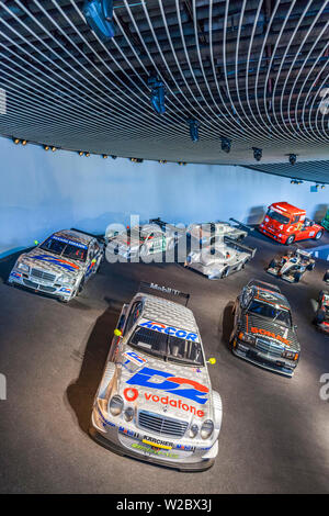 Germania, Baden-Wurttemburg, Stuttgart-Unter-Turkheim, Museo della Mercedes-Benz edificio, Mercedes Cars racing Foto Stock