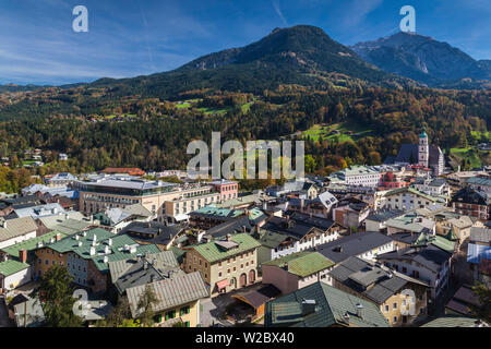 In Germania, in Baviera, Berchtesgaden, elevati vista città con montagne Foto Stock
