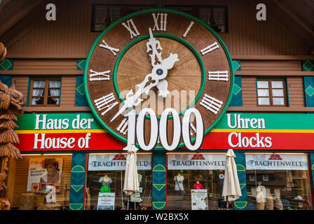 Germania, Baden-Wurttemburg, Foresta Nera, Triberg, casa di 1000 orologi a cucù Foto Stock