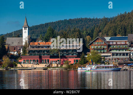 Germania, Baden-Wurttemburg, Foresta Nera, Titisee-Neustadt, lago Titisee e imbarcazione turistica autunno Foto Stock