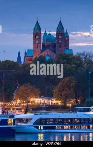 Germania Renania-Palatinato, Speyer, cattedrale Dom, dal fiume Rhein, crepuscolo Foto Stock