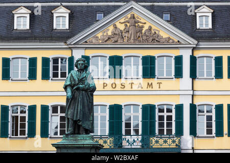 In Germania, in Renania settentrionale-Vestfalia, Bonn, Munsterplatz square, statua di Beethoven e post office Foto Stock