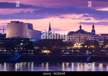 In Germania, in Renania settentrionale-Vestfalia, Bonn, Rhein Riverfront e Bonn Opera edificio, crepuscolo Foto Stock