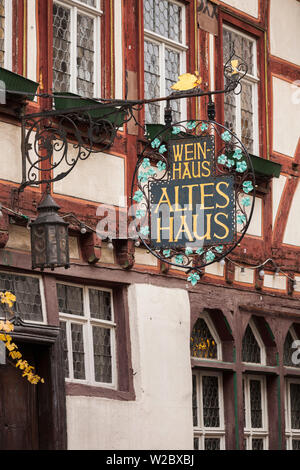 Germania Renania-Palatinato, Bacharach, segno per l'Altes Haus wine bar Foto Stock