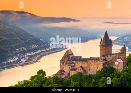 In Germania, in Renania Palatinato, Bacharach, Burg Stahleck (Castello Stahleck), il fiume Reno Foto Stock