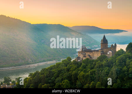 In Germania, in Renania Palatinato, Bacharach, Burg Stahleck (Castello Stahleck), il fiume Reno Foto Stock