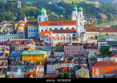 Vista in elevazione oltre la cattedrale di Santo Stefano e il fiume Danubio, Passau, Bassa Baviera, Baviera, Germania Foto Stock