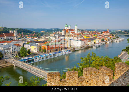 Vista in elevazione oltre il centro storico di Passau e il fiume Danubio, Passau, Bassa Baviera, Baviera, Germania Foto Stock