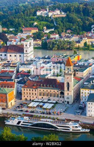 Vista in elevazione oltre il Municipio e il fiume Danubio, Bassa Baviera, Baviera, Germania Foto Stock