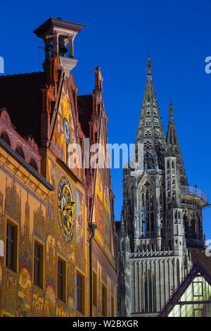 Il municipio (Altes Rathaus) & Um Minster accesa al crepuscolo, Ulm, Baden-Württemberg, Germania Foto Stock