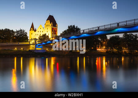 Vista sul Fiume Danubio verso il nuovo palazzo illuminati al crepuscolo, Ingolstadt, Alta Baviera, Germania Foto Stock