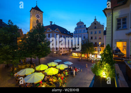 Il Rathaus & Town Hall Square illuminato al crepuscolo, Regensburg, Alto Palatinato, Baviera, Germania Foto Stock