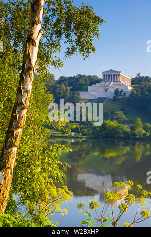 Vista verso il Valhalla Hall of Fame sul fiume Danubio vicino a Donaustauf, Walhalla, Alto Palatinato, Baviera, Germania Foto Stock