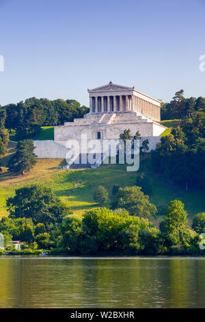 Vista verso il Valhalla Hall of Fame sul fiume Danubio vicino a Donaustauf, Walhalla, Alto Palatinato, Baviera, Germania Foto Stock