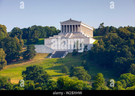 Vista verso il Valhalla Hall of Fame sul fiume Danubio vicino a Donaustauf, Walhalla, Alto Palatinato, Baviera, Germania Foto Stock