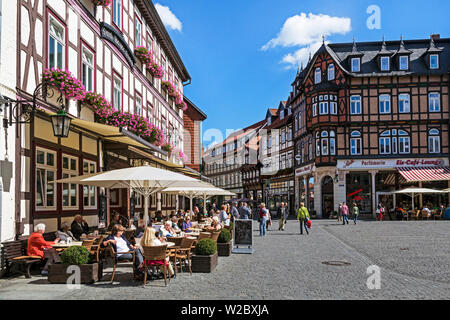 Cafe in Markt Square, Città vecchia, Wernigerode, Montagne Harz, Sassonia-Anhalt, Germania Foto Stock