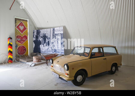 Danimarca, Langeland, Bagenkop, Langelandsfort Cold War Museum, guerra fredda artefatti a ex base NATO, frammenti del muro di Berlino e DDR-costruito Trabant vettura Foto Stock