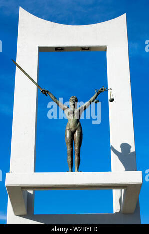 San Salvador El Salvador, statua di La persona Humanaa y Los ammende del Estado, simboleggia il valore della Costituzione salvadoregno, rappresentante la Giustizia, Monumento alla Piazza della Costituzione, soprannominato "l'Chulona' Foto Stock