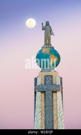 San Salvador El Salvador, Luna Piena, Dawn, un monumento al Divino Salvatore del mondo, Monumento al Divino Salvador Del Mundo, Statua di Gesù Cristo in piedi su una sfera globale del pianeta Terra, identifica e rappresenta El Salvador e Salvadorians in tutto il mondo, il Salvatore del mondo Plaza Foto Stock