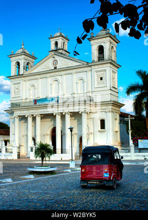 Suchitoto, El Salvador, Santa Lucia Cattedrale, il miglior esempio di architettura Post-Colonial in El Salvador, Main Plaza, le strade di ciottoli Three-Wheeled taxi, la storica città coloniale, artista Haven, Dipartimento di Cuscatlan Foto Stock