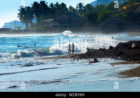 Playa El Tunco, El Salvador, Pacific Ocean Beach, popolare tra i surfisti, grandi onde, Beach Resorts Foto Stock