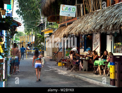 Playa El Tunco, El Salvador, Downtown Dining, Pacific Ocean Beach Resort, popolare tra i surfisti Foto Stock