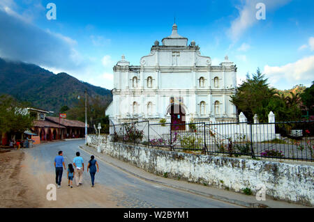 Panchimalco, El Salvador, Iglesia Santa Cruz de Roma, ' Santa Croce di Roma", il più antico sopravvissuto struttura coloniale in El Salvador, XVIII secolo,villaggio conosciuto per il suo popolo indigeno, Dipartimento di San Salvador Foto Stock