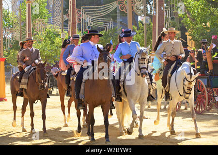 Piloti del cavallino nel tradizionale costume spagnolo, annuale Fiera Cavalli, Jerez de la Frontera, la provincia di Cadiz Cadice, Andalusia, Spagna Foto Stock