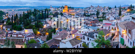 Spagna, Andalusia provincia di Granada, Granada, Sacromonte e Albaicin distretti, estrema sinistra è la Iglesia de San Nicolas (Chiesa di San Nicola), il centro è la Iglesia del Salvador ( Chiesa del Salvatore), Iglesia de San Cristobal (Chiesa di San Cristoforo) e a destra la Iglesia de San Bartolome (Chiesa di Bartolomeo). Foto Stock