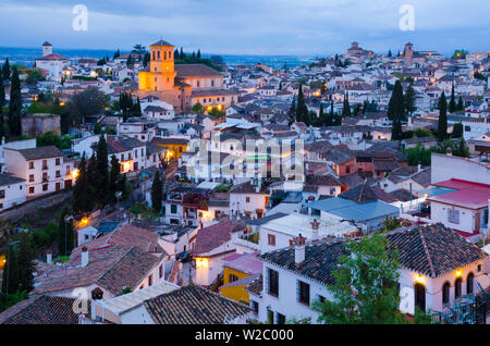 Spagna, Andalusia provincia di Granada, Granada, Sacromonte e Albaicin distretti, estrema sinistra è la Iglesia de San Nicolas (Chiesa di San Nicola), il centro è la Iglesia del Salvador ( Chiesa del Salvatore), Iglesia de San Cristobal (Chiesa di San Cristoforo) e a destra la Iglesia de San Bartolome (Chiesa di Bartolomeo). Foto Stock