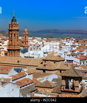 Paesaggio urbano dalla torre di castello, Antequera, Andalusia, Spagna Foto Stock