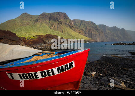 Spagna Isole Canarie, Tenerife, Punta de Teno, barche da pesca e il paesaggio costiero Foto Stock
