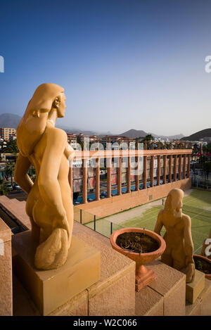 Spagna Isole Canarie, Tenerife Playa de Las Americas, la Piramide de Arona, teatro, statue Foto Stock