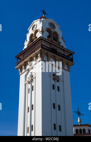 Spagna Isole Canarie, Tenerife, Candelaria, Basilica de Nuestra Senora de Candelaria, il campanile della chiesa Foto Stock