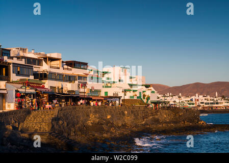 Spagna Isole Canarie Lanzarote, Playa Blanco, vista sul lungomare, crepuscolo Foto Stock