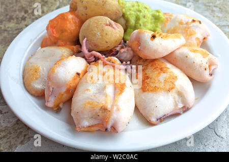 Calamaro e bollite patate salate Tapas con salsa di Mojo, Las Palmas de Gran Canaria Gran Canaria Isole Canarie Spagna, Oceano Atlantico, Europa Foto Stock