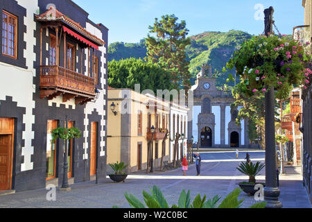 Le vecchie case con le tradizionali balconi scolpiti sulla Calle Real de la Plaza, il centro storico, Teror, Gran Canaria Isole Canarie Spagna, Oceano Atlantico, Europa Foto Stock