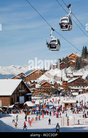 Méribel ski resort (1450m) nelle tre valli, Les Trois Vallees, Savoie, sulle Alpi francesi, Francia Foto Stock